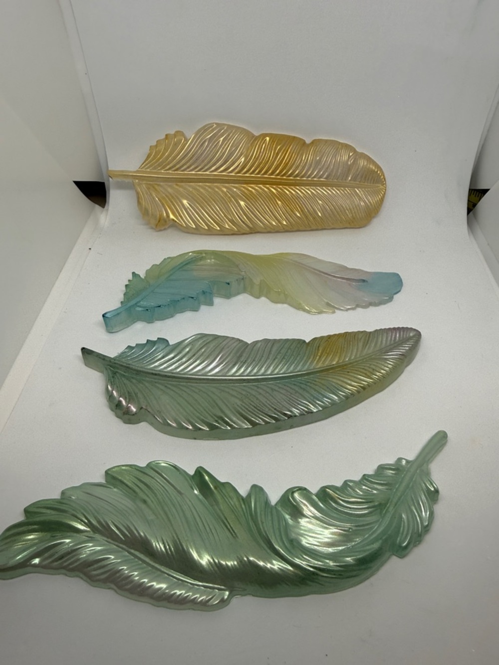 Unique Resin,Decorative Iridescent Feather Wall Art - Green and Gold